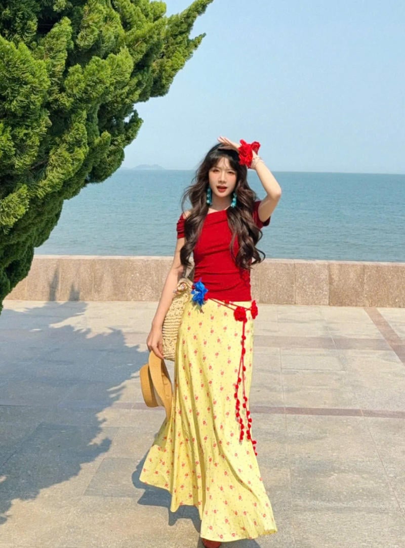 Chân váy màu vàng kết hợp với áo màu đỏ
