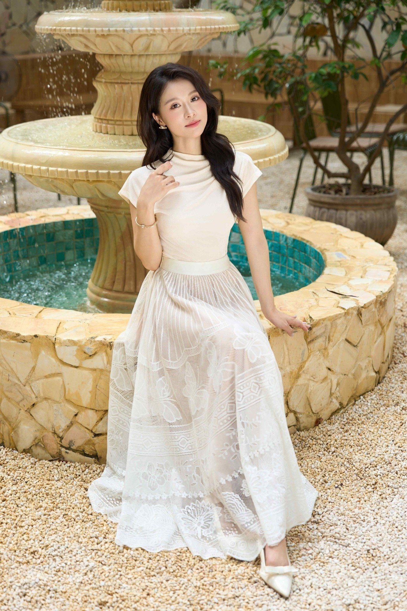 Chân váy maxi trắng cotton với tầng bèo nhún và chi tiết thêu