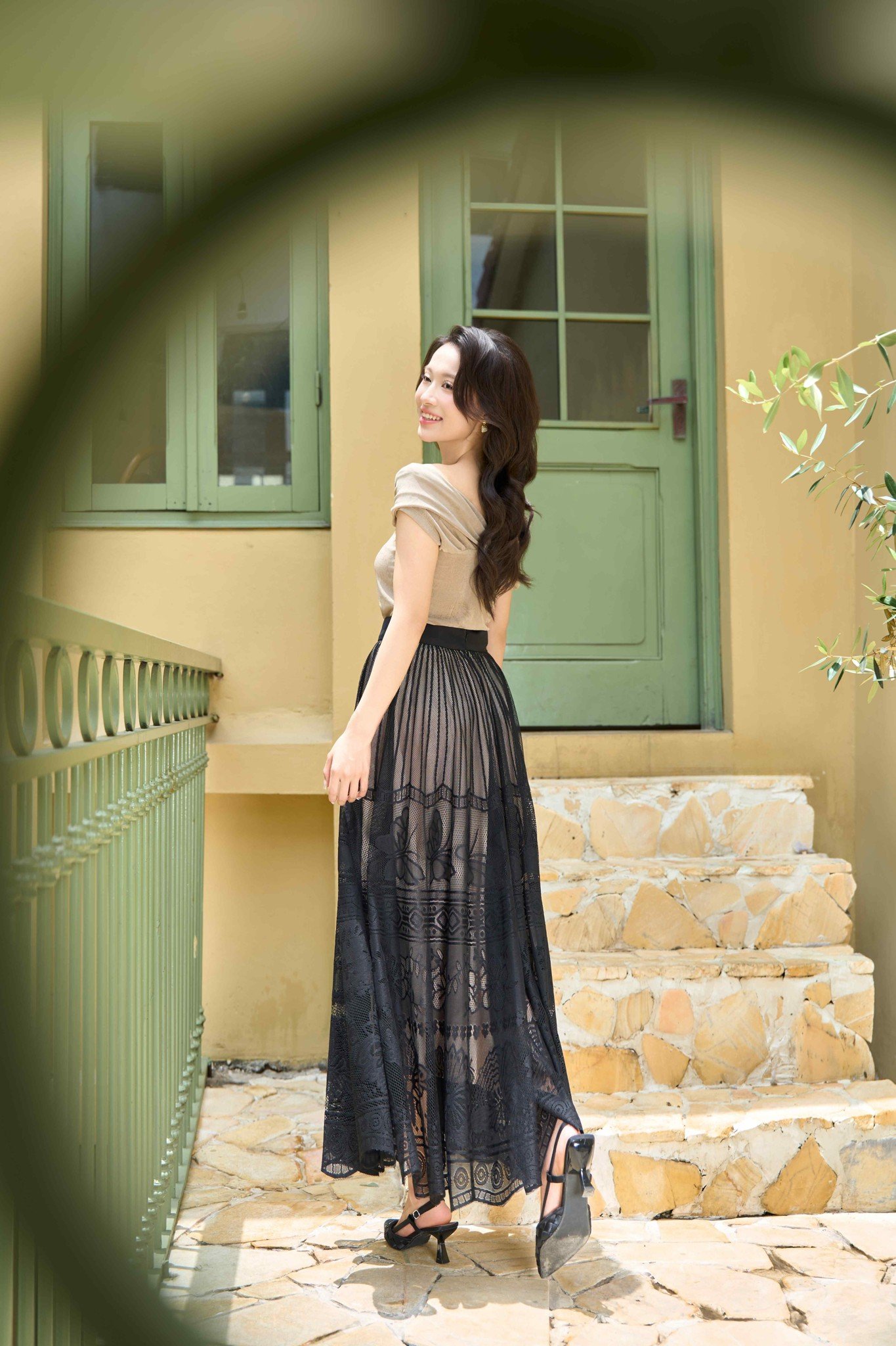 Chân váy Cardina Younger vải ren dáng midi có lót trong