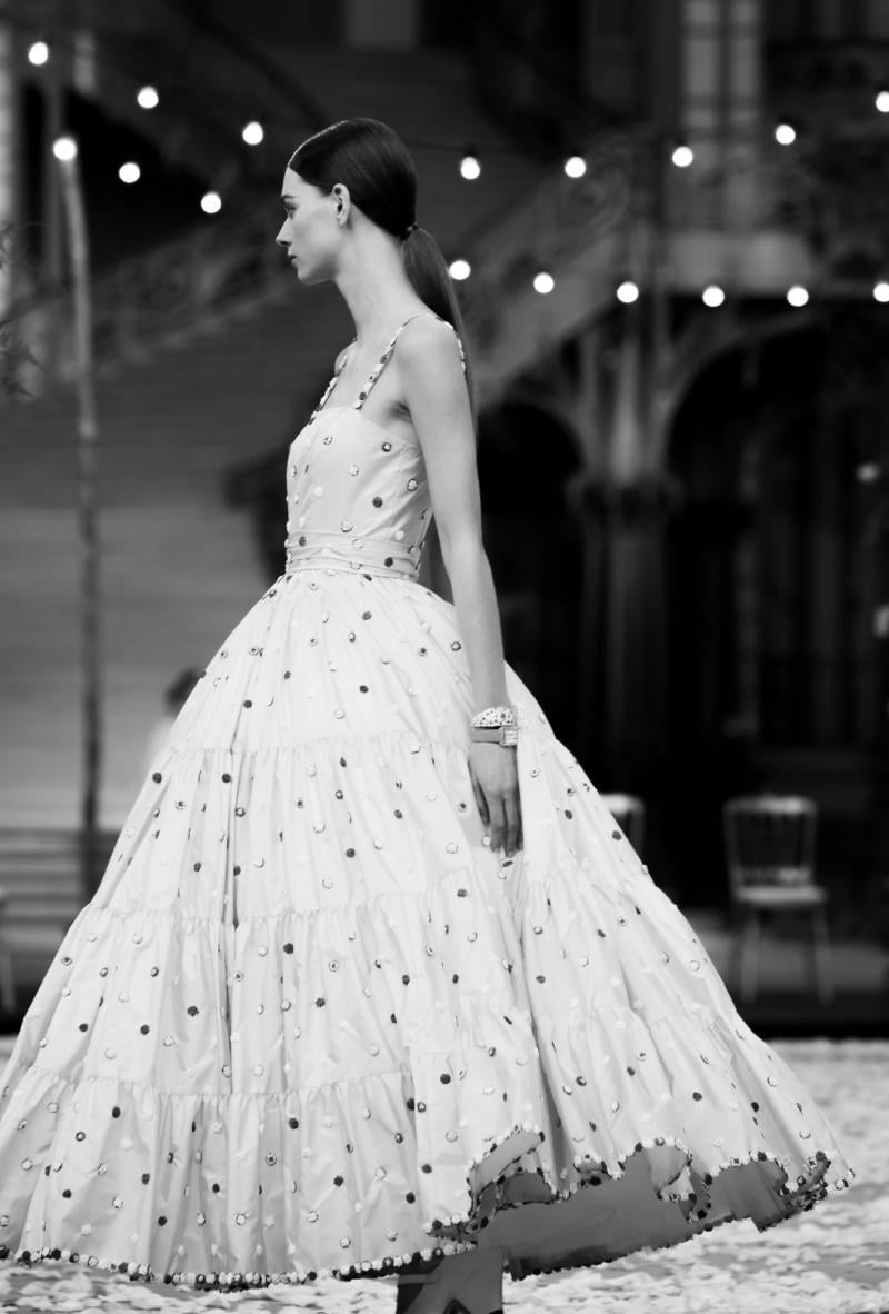 2017 rồi, các công chúa Disney phải diện đầm Haute Couture mới 