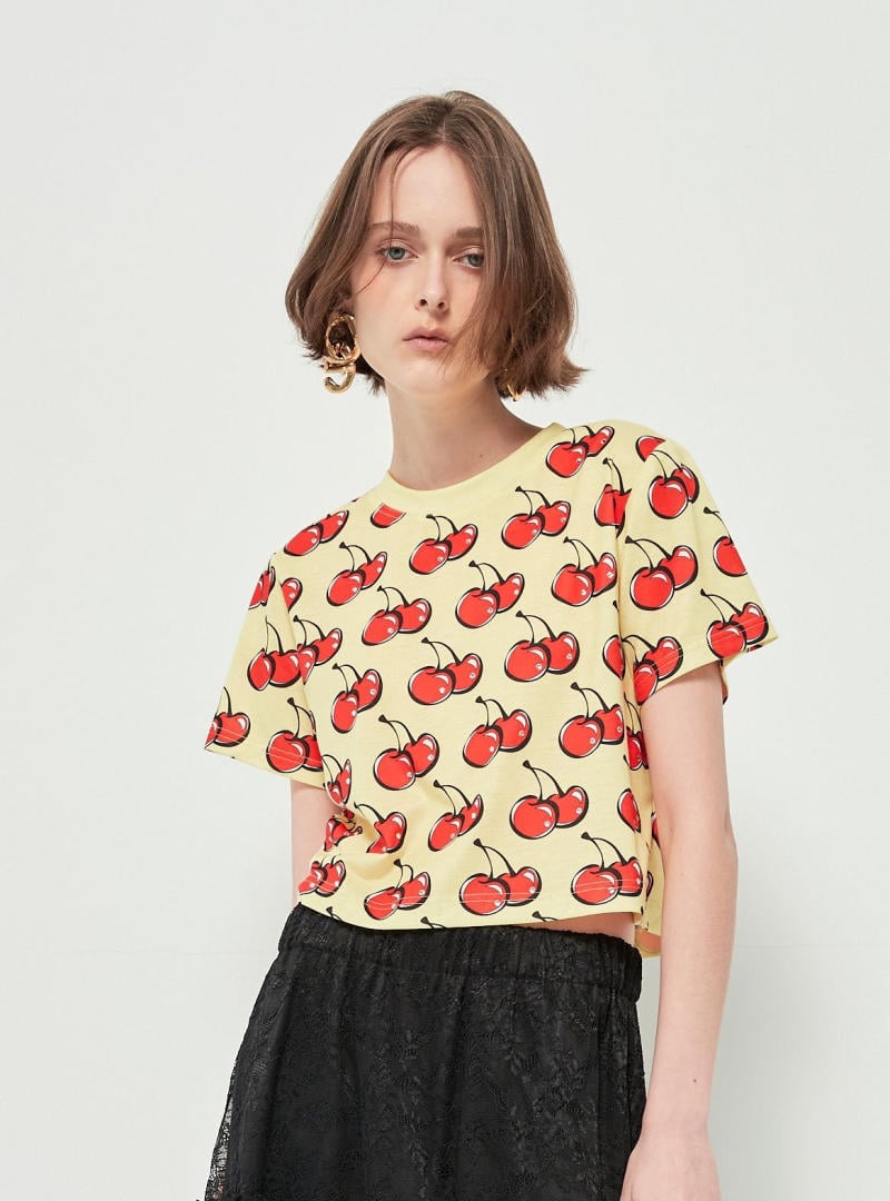 Giải mã sức hút của họa tiết cherry trong dòng chảy thời trang đương đại