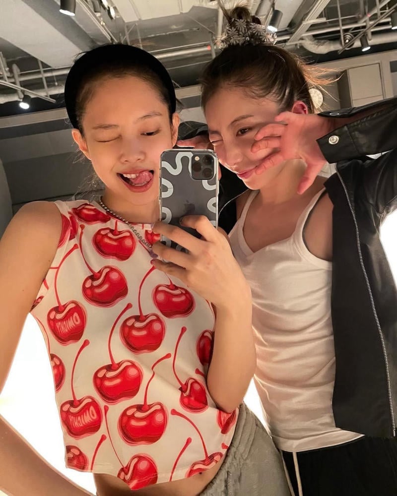 Giải mã sức hút của họa tiết cherry trong dòng chảy thời trang đương đại