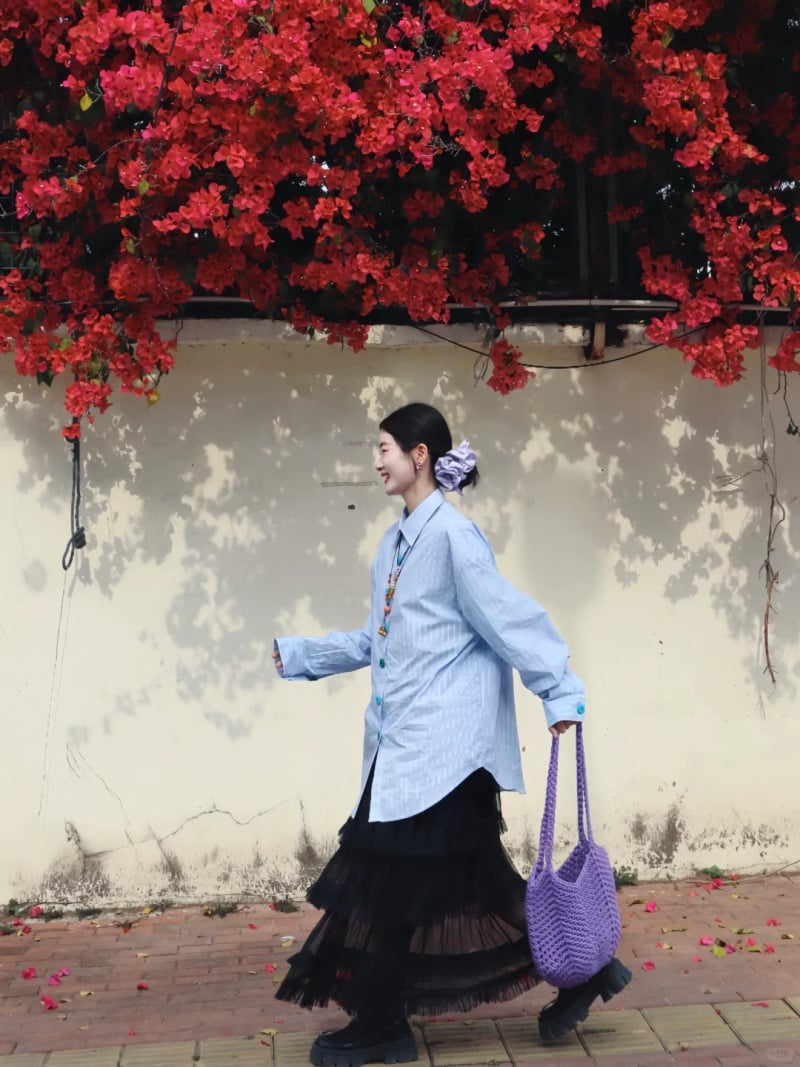 tạo dáng chụp ảnh cùng hoa giấy