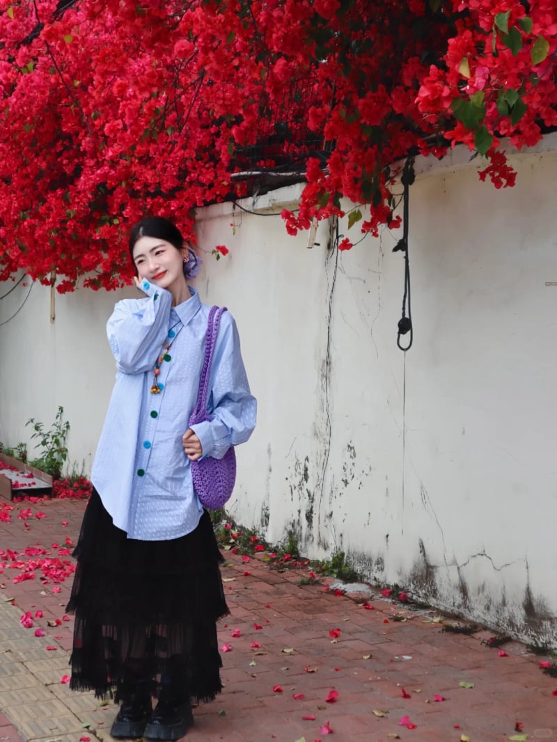 tạo dáng chụp ảnh cùng hoa giấy