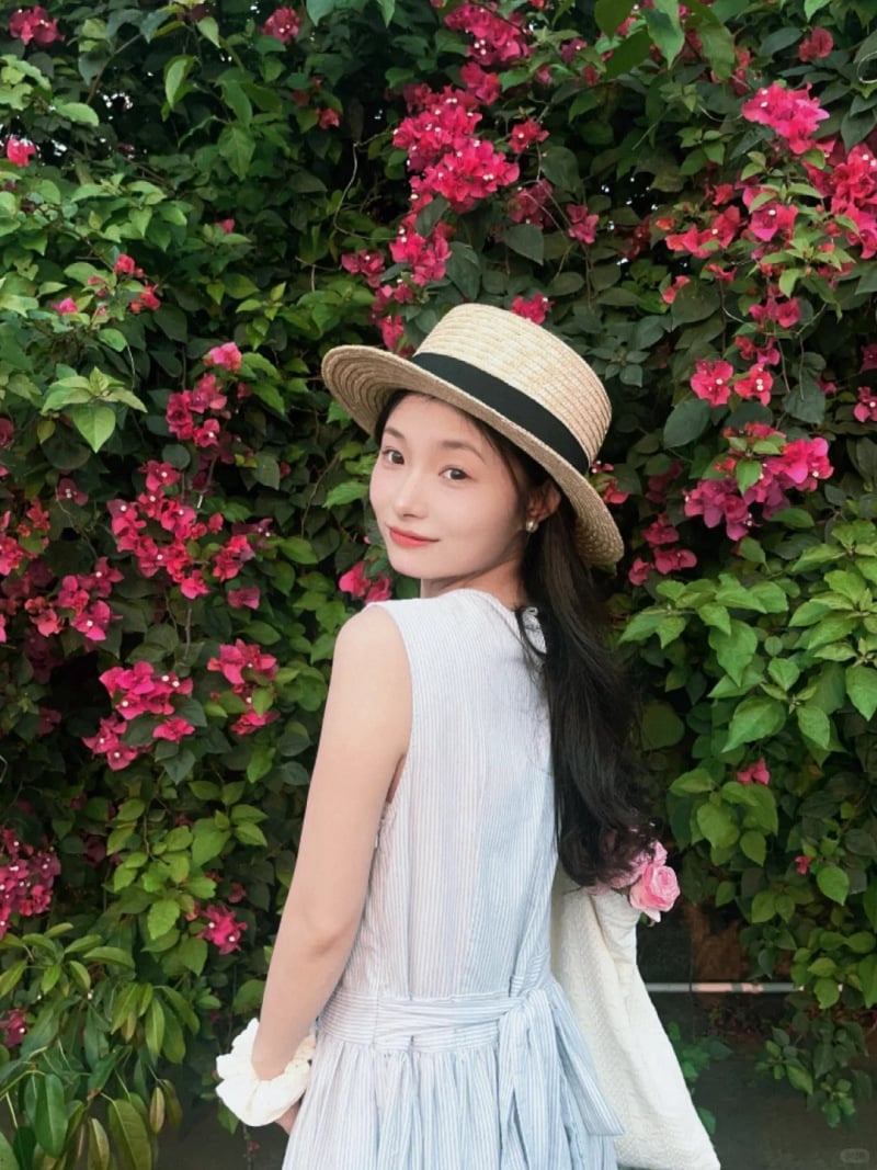 tạo dáng chụp ảnh cùng hoa giấy