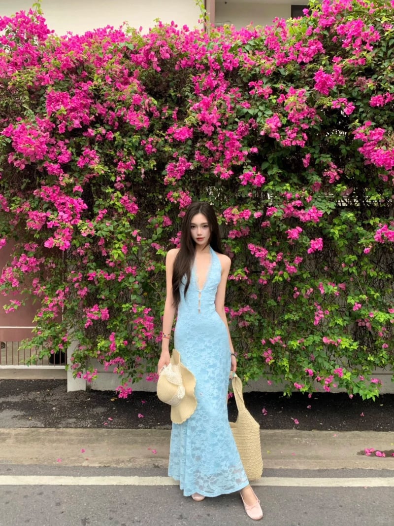 tạo dáng chụp ảnh cùng hoa giấy