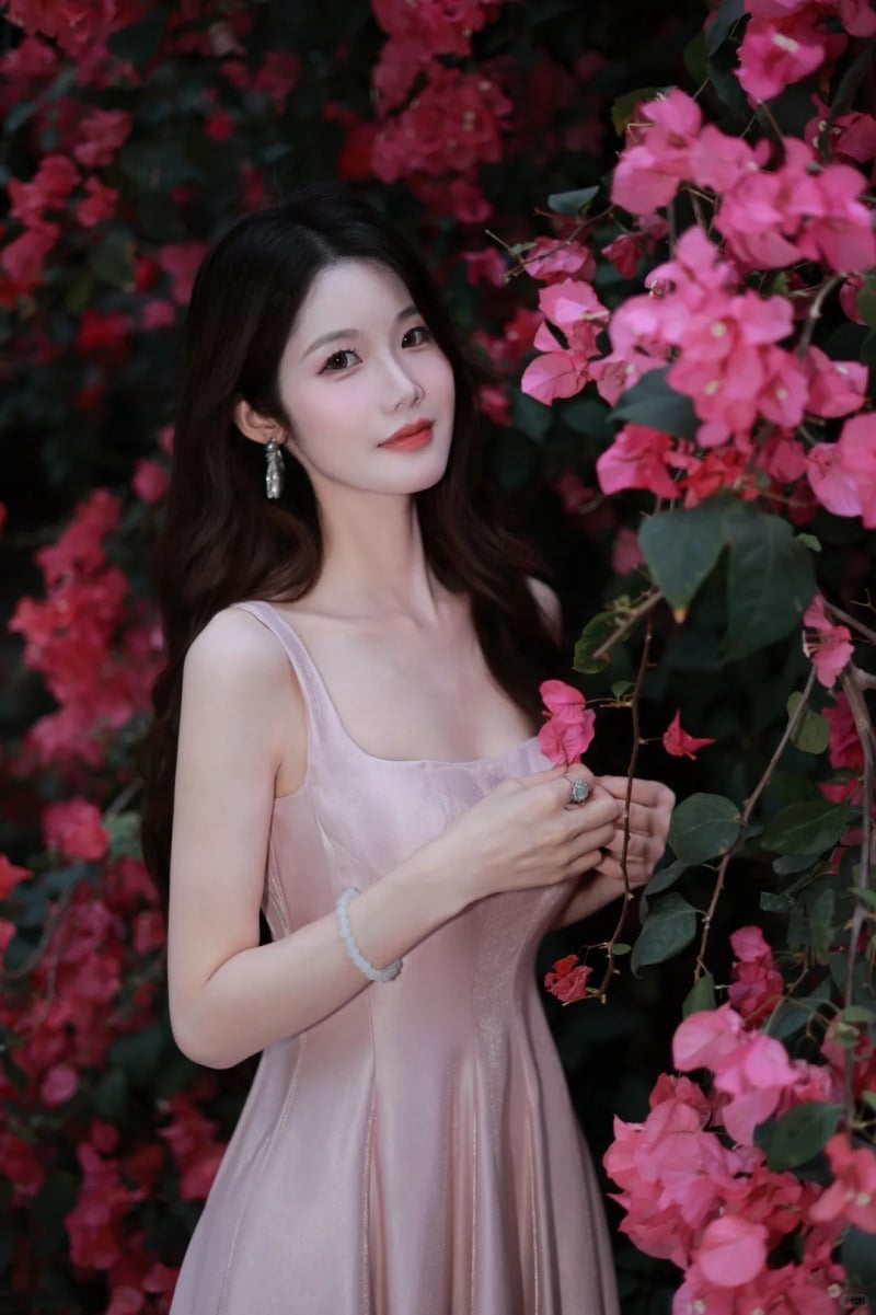 tạo dáng chụp ảnh cùng hoa giấy