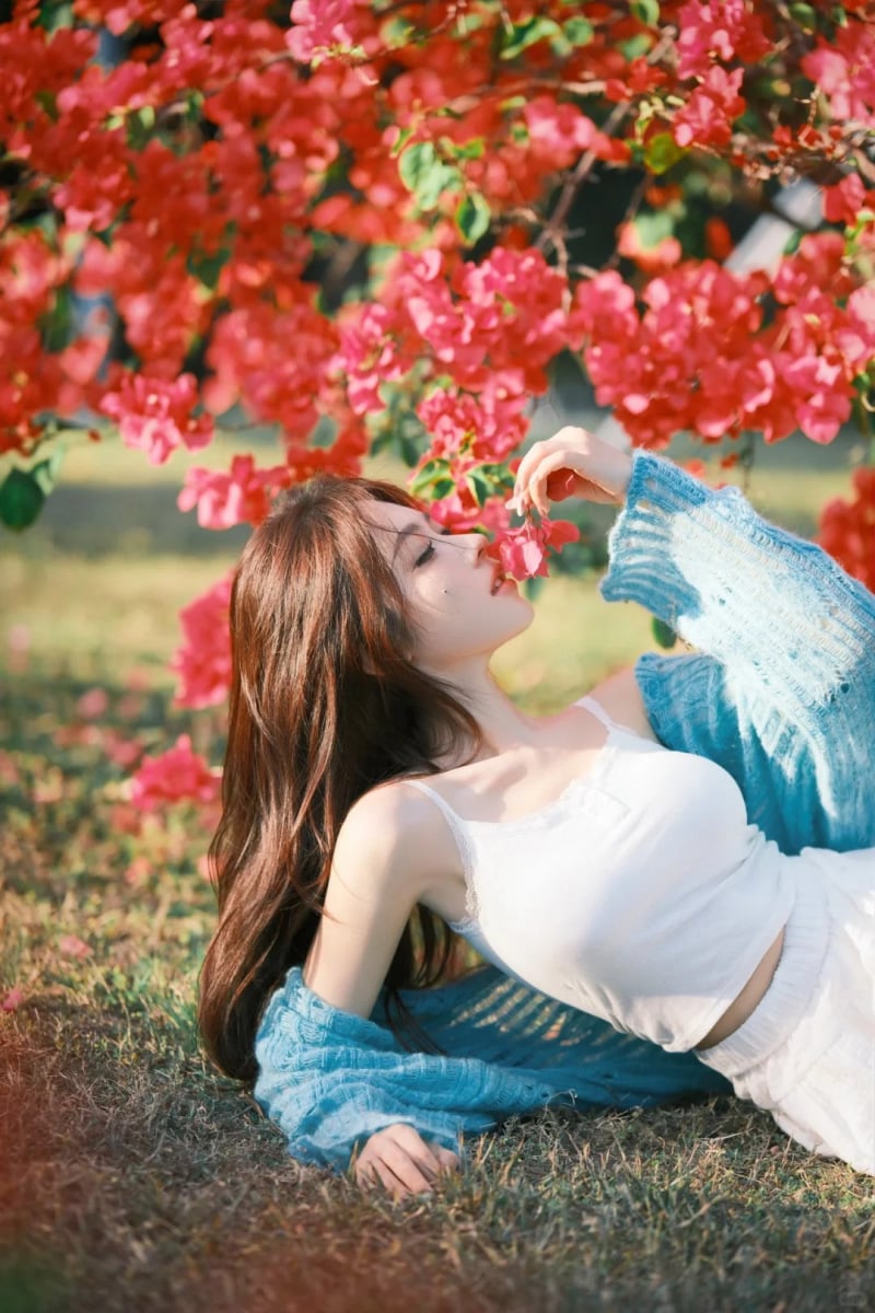 tạo dáng chụp ảnh cùng hoa giấy