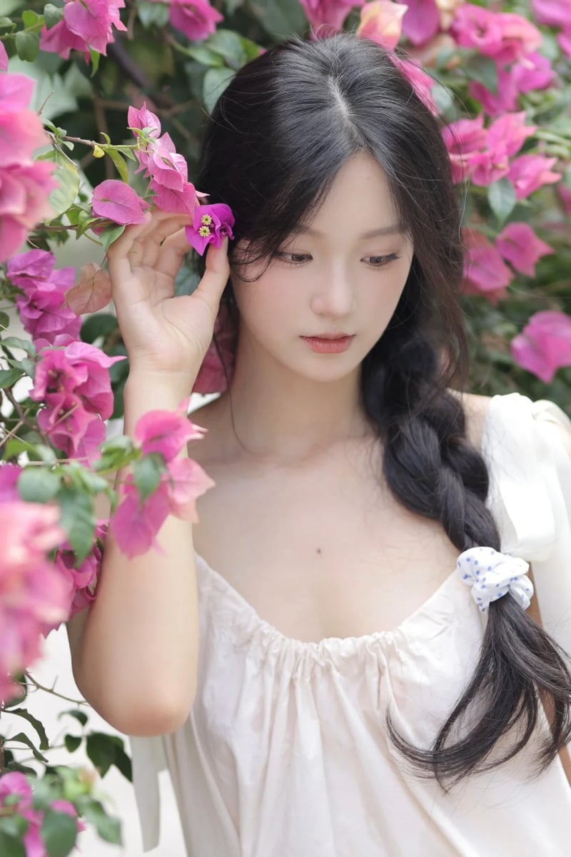 tạo dáng chụp ảnh cùng hoa giấy