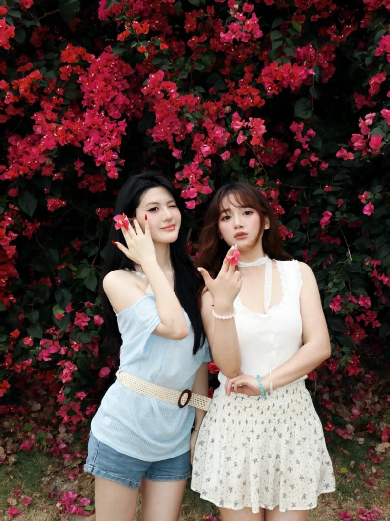 tạo dáng chụp ảnh cùng hoa giấy