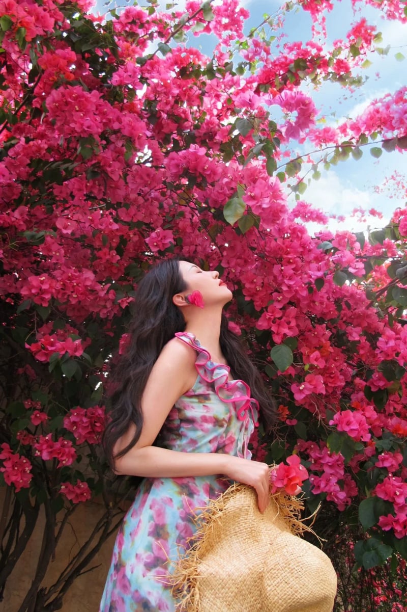 tạo dáng chụp ảnh cùng hoa giấy