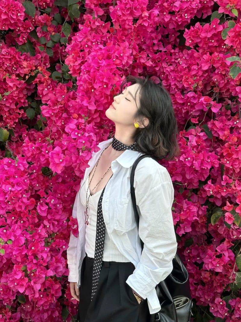 tạo dáng chụp ảnh cùng hoa giấy