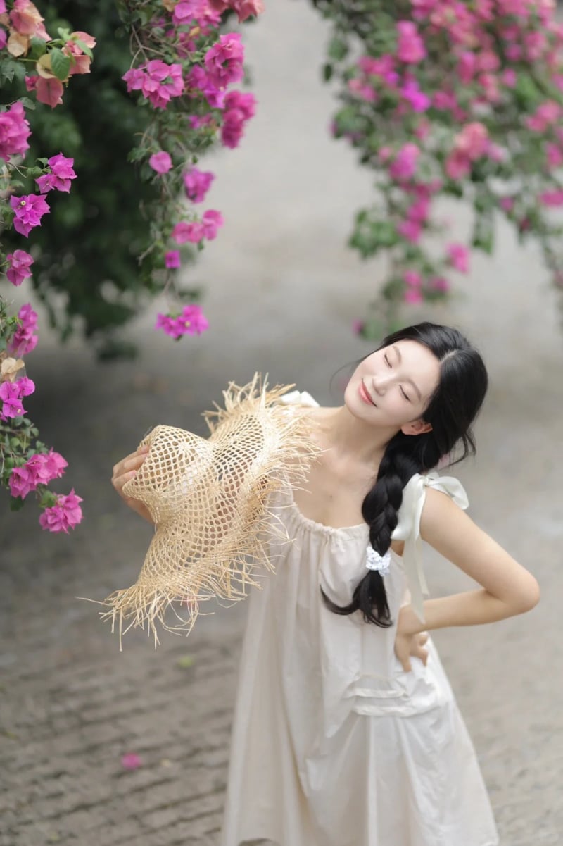 tạo dáng chụp ảnh cùng hoa giấy