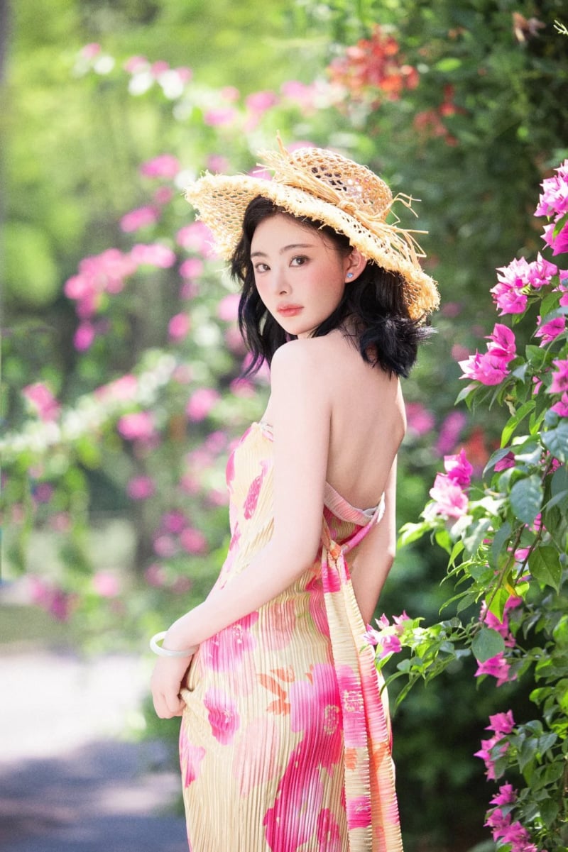 tạo dáng chụp ảnh cùng hoa giấy