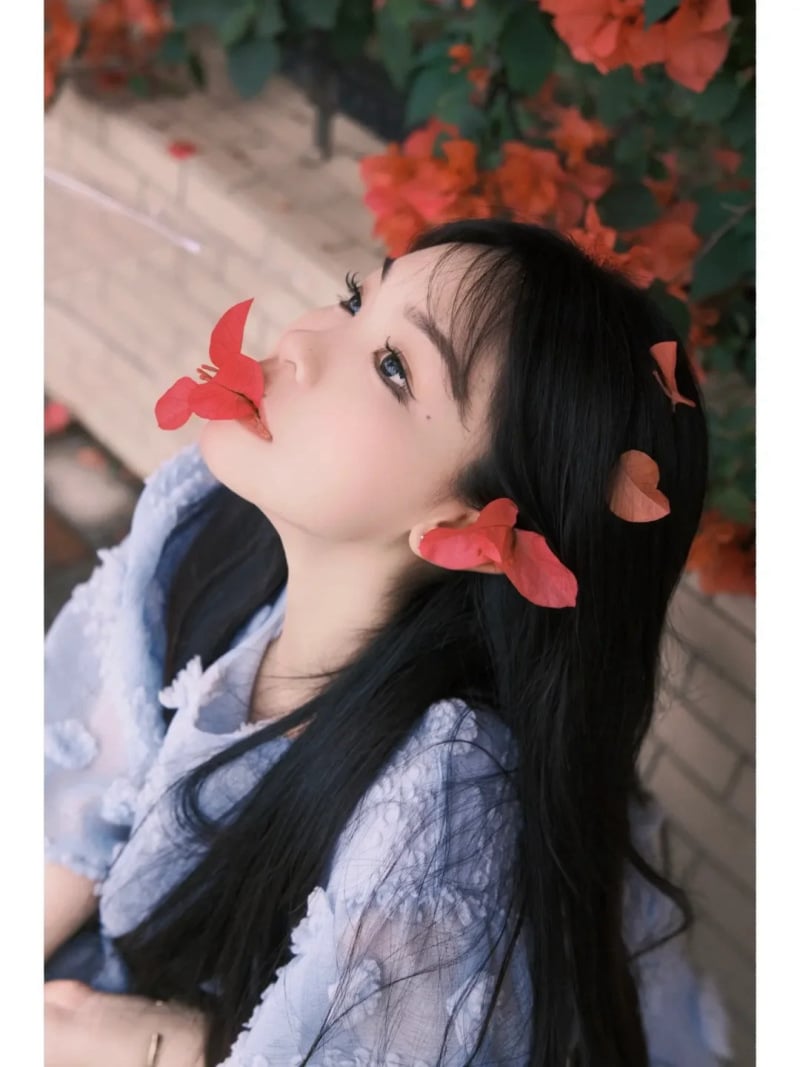 tạo dáng chụp ảnh cùng hoa giấy