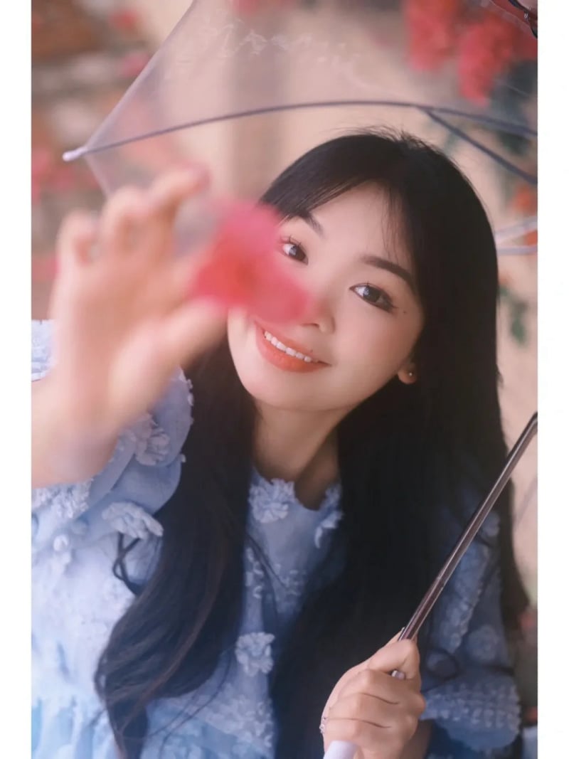 tạo dáng chụp ảnh cùng hoa giấy