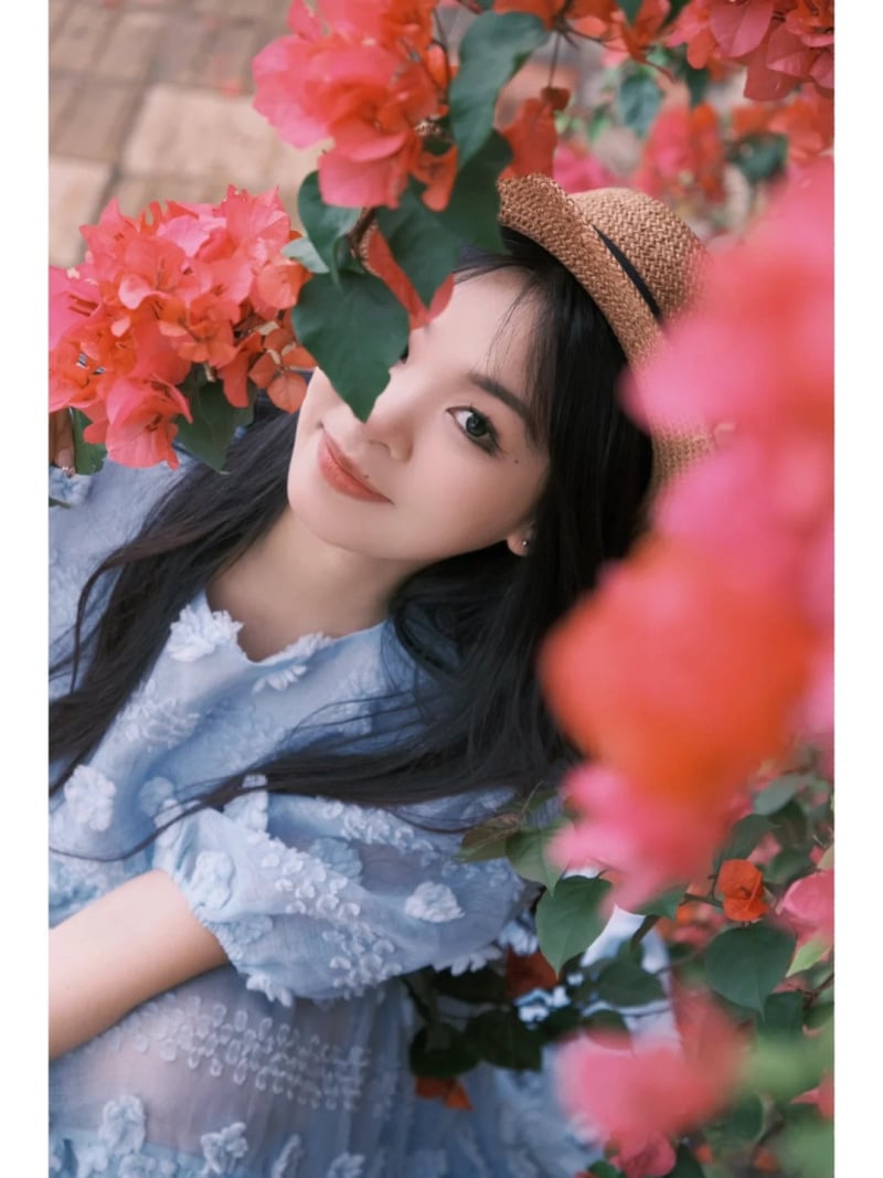 tạo dáng chụp ảnh cùng hoa giấy