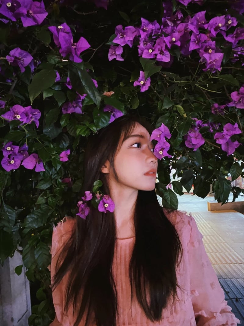 tạo dáng chụp ảnh cùng hoa giấy