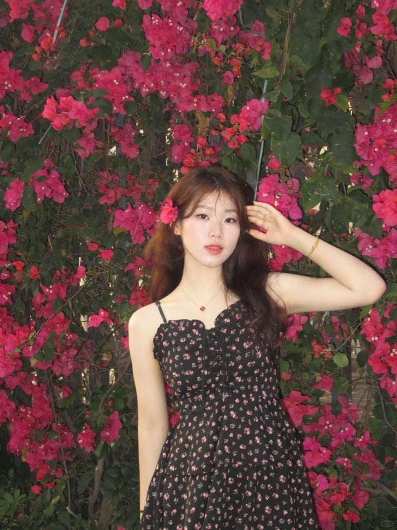 tạo dáng chụp ảnh cùng hoa giấy