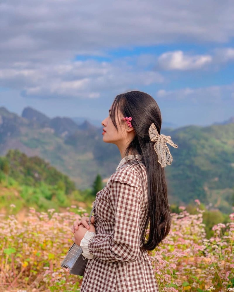 cách tạo dáng chụp ảnh cùng hoa Tam Giác Mạch Hà Giang