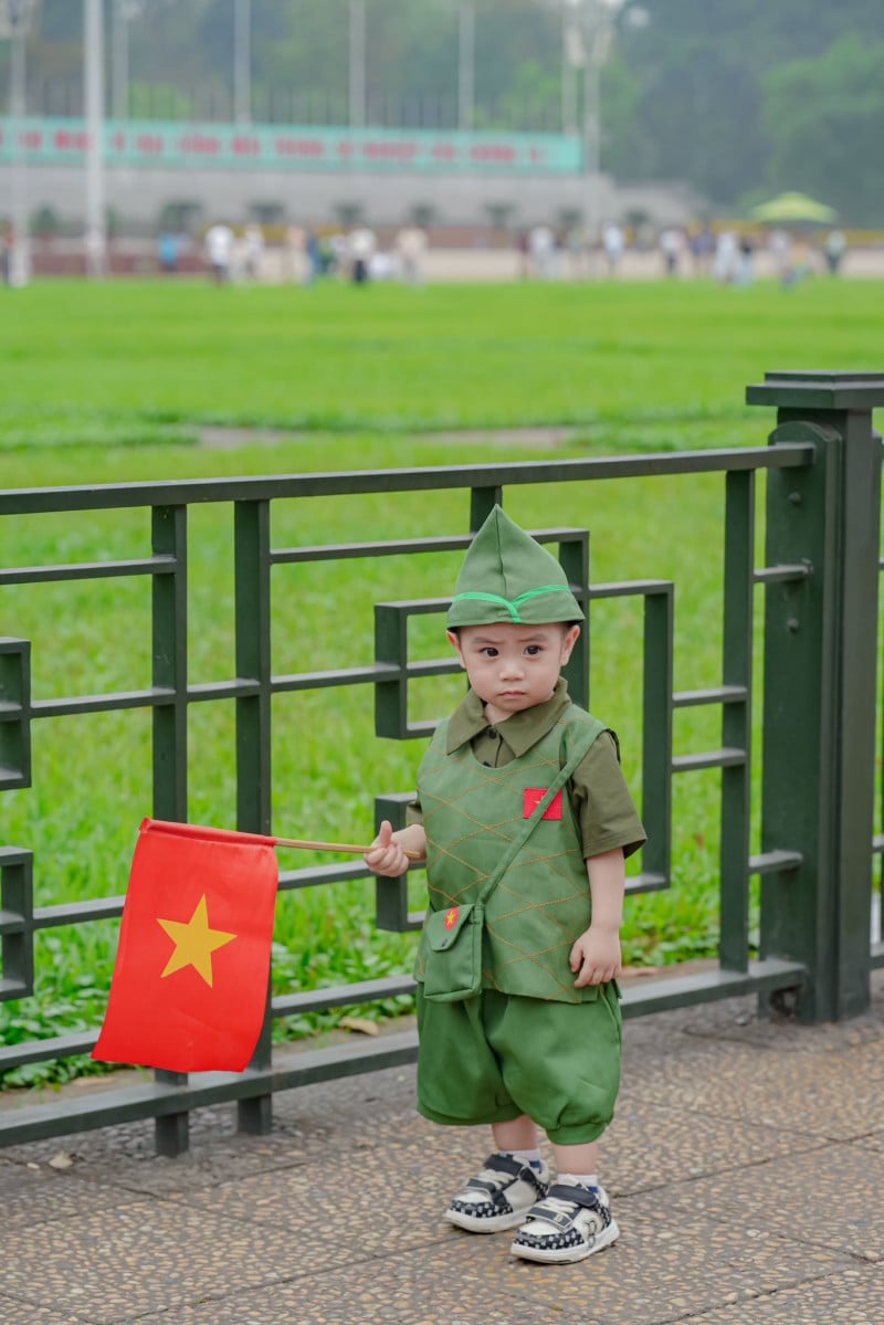 cách tạo sáng chụp ảnh với cờ tổ quốc