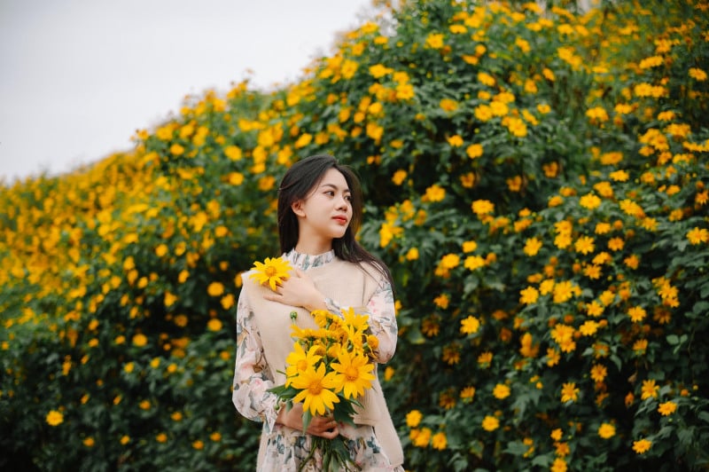chụp ảnh với hoa