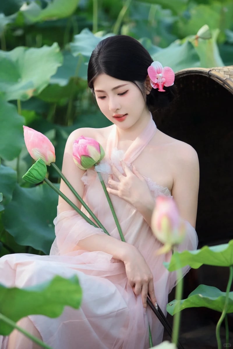 chụp ảnh với hoa