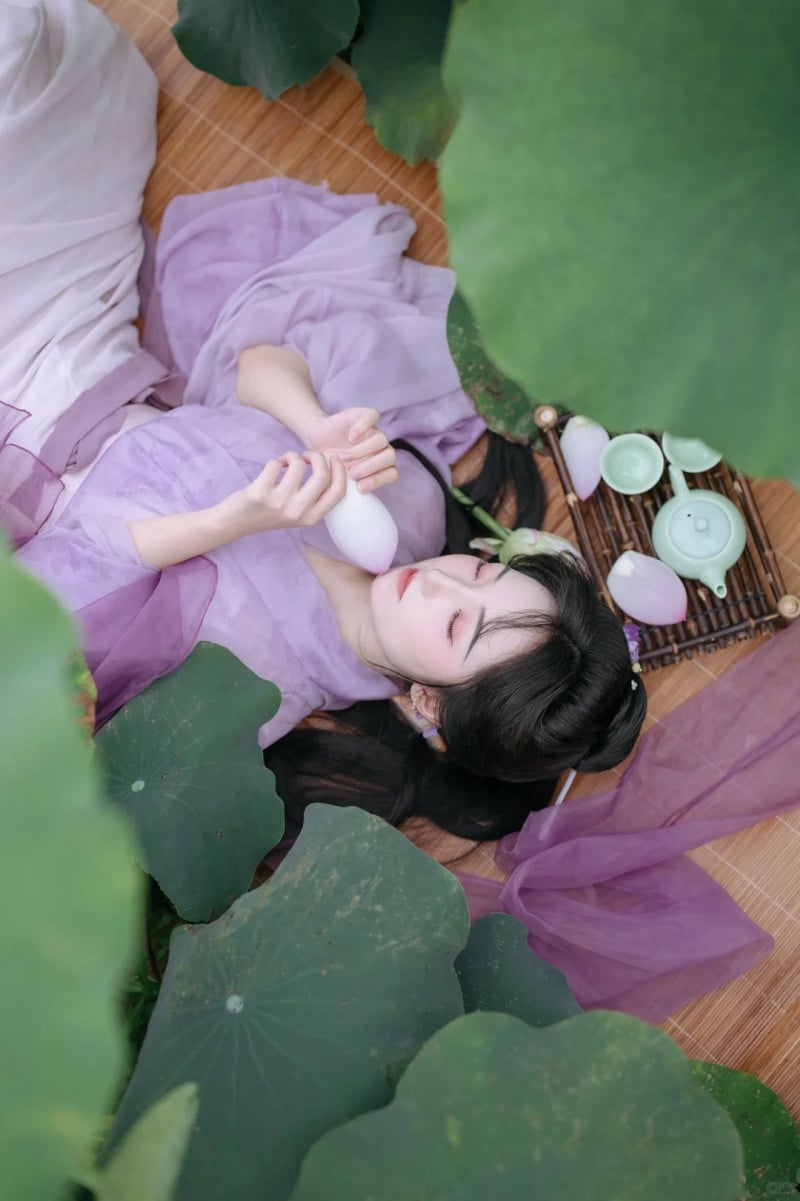 chụp ảnh với hoa