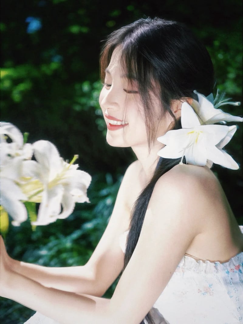 chụp ảnh với hoa