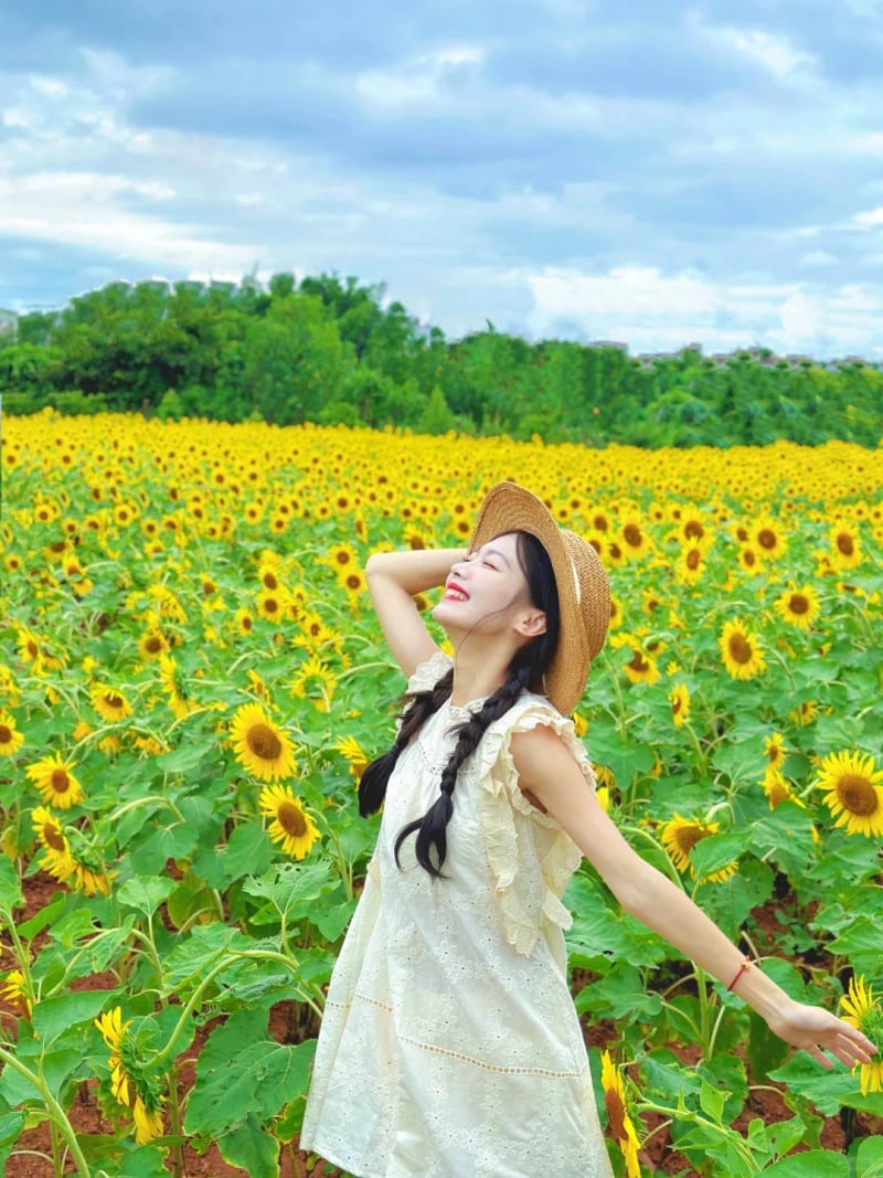 chụp ảnh với hoa