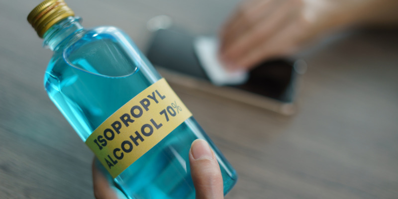 Sử dụng cồn 90 độ (Isopropyl Alcohol)