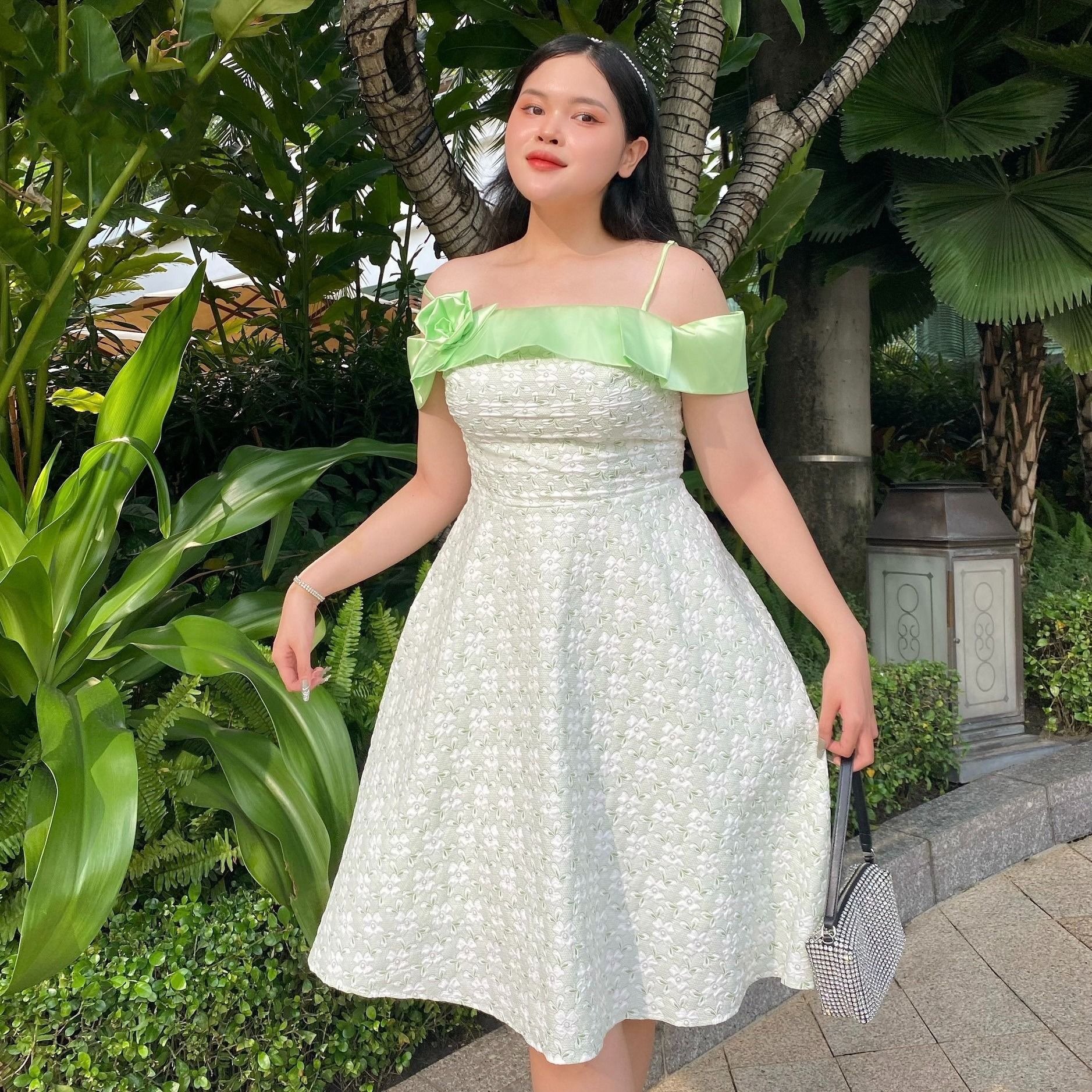 Đầm big size dự tiệc dáng xòe màu xanh lá pastel trễ vai