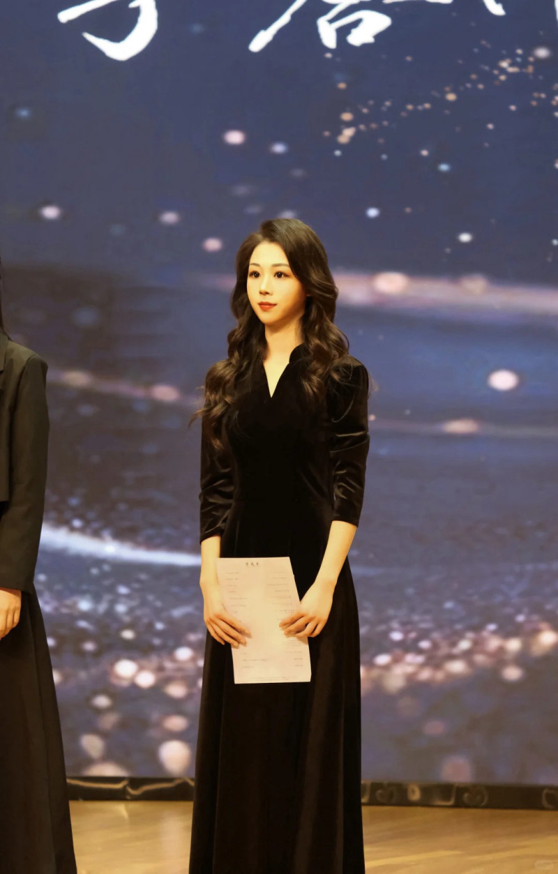 đầm đen dự tiệc