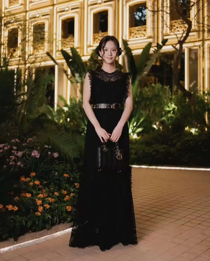 Đầm cocktail đen dáng tối giản