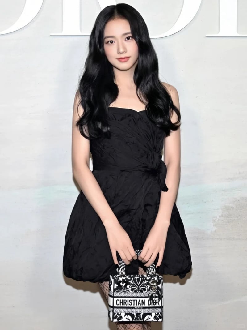 đầm đen dự tiệc