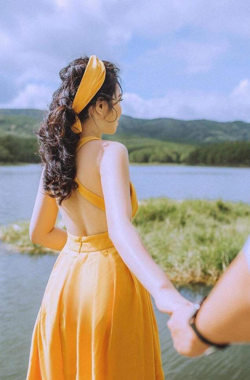 Maxi hở lưng vàng