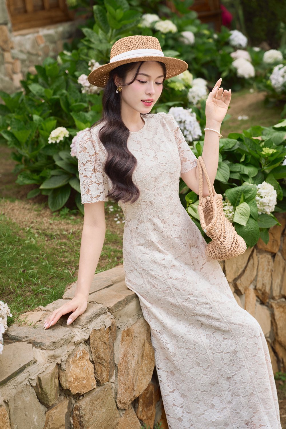 Đầm midi cộc tay cổ tròn chất ren dáng A bổ mảnh có lót