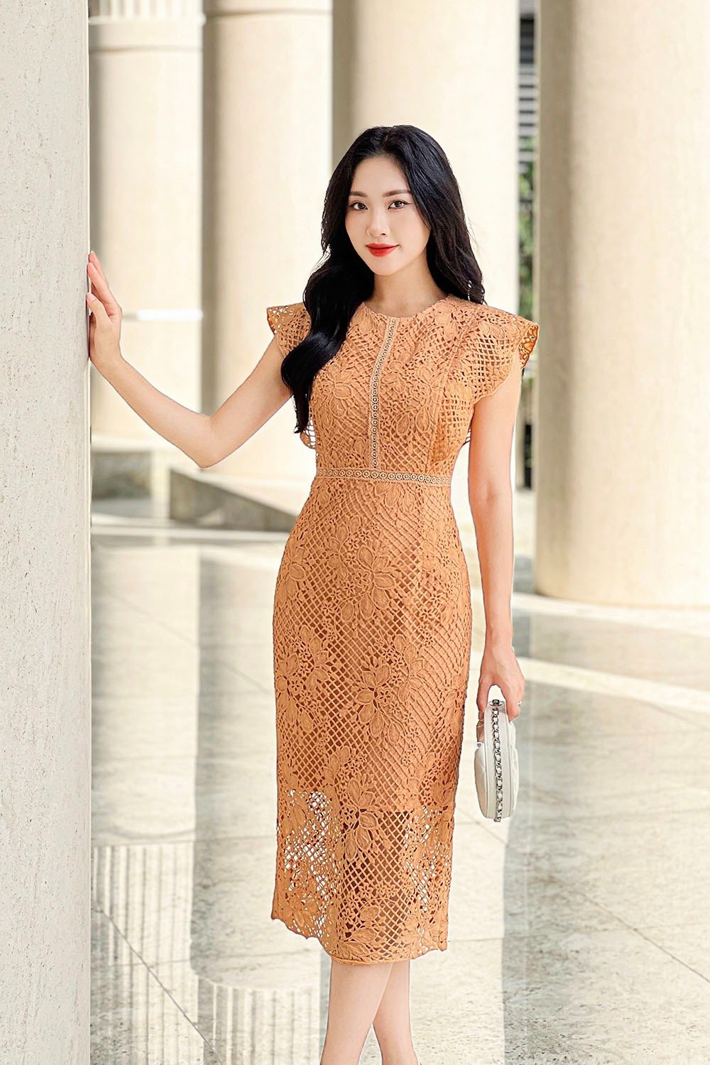 Đầm ren màu kem dáng chữ A cổ nơ thanh lịch