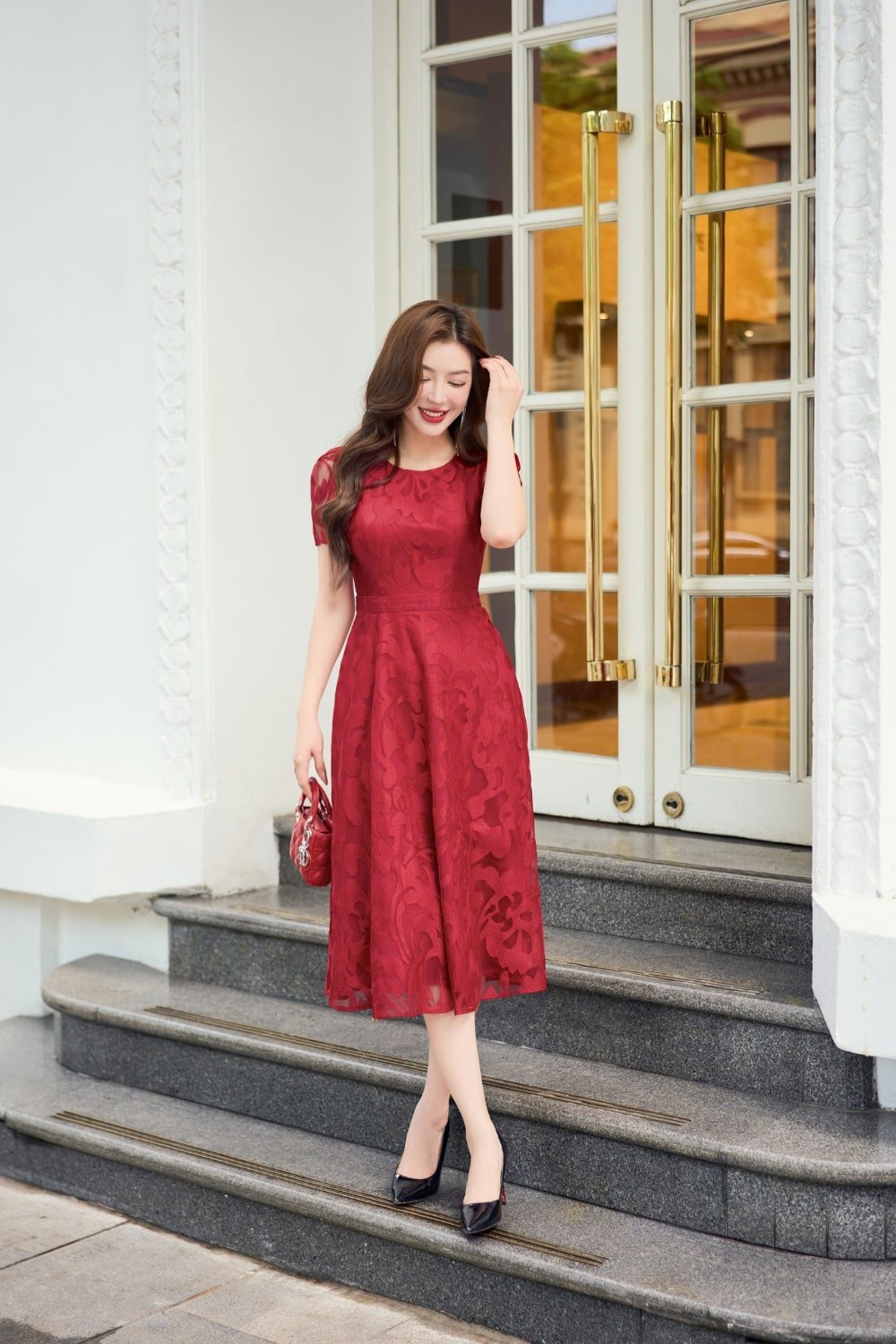 Mẫu váy ren đi tiệc màu đỏ quyến rũ