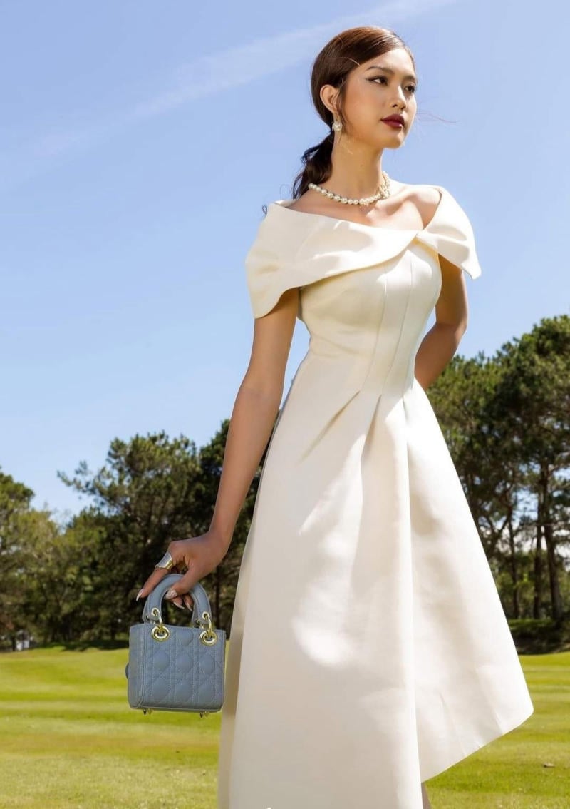 Đầm Váy Rẻ Đẹp Chất Lượng Luxury - 😄 😄 Đầm xoè cổ kết ngọc trai xinh xắn  🌺 🌺 Free size : 47kg-53kg 💚 💚 Chất liệu: vải tafta, 1 màu trắng 💎 💎  205k | Facebook