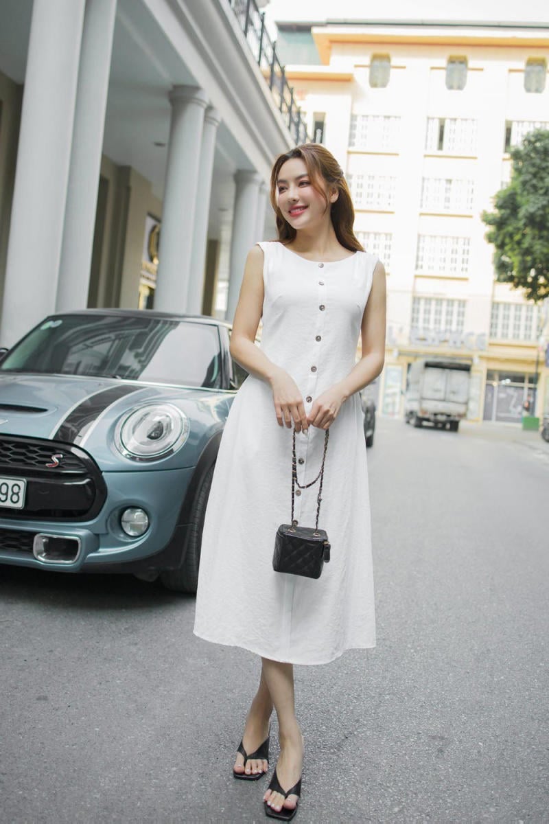 Mặc đầm trắng mang giày màu gì