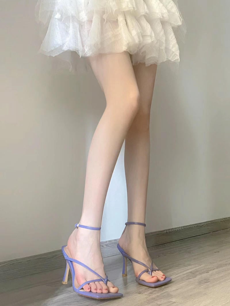 Mặc đầm trắng mang giày màu gì