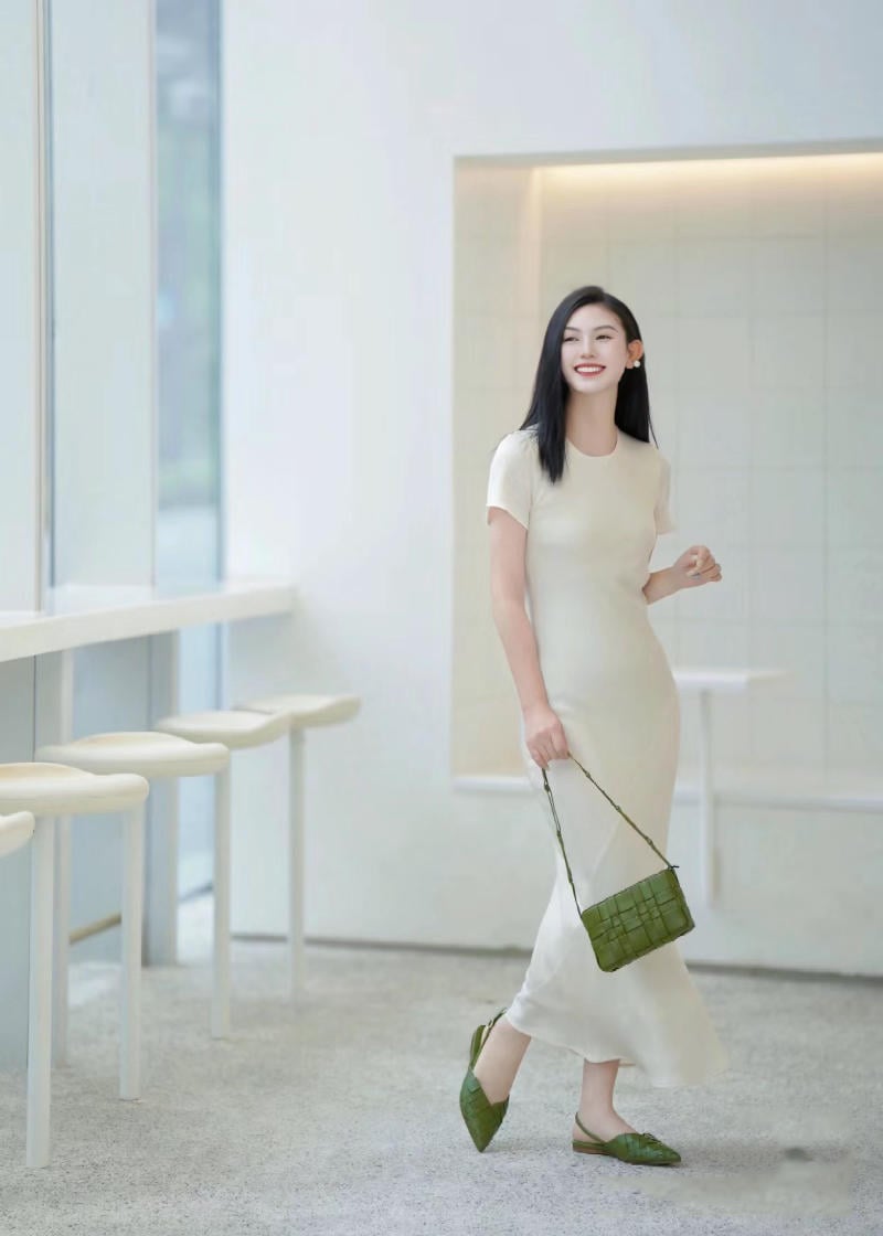 Mặc đầm trắng mang giày màu gì