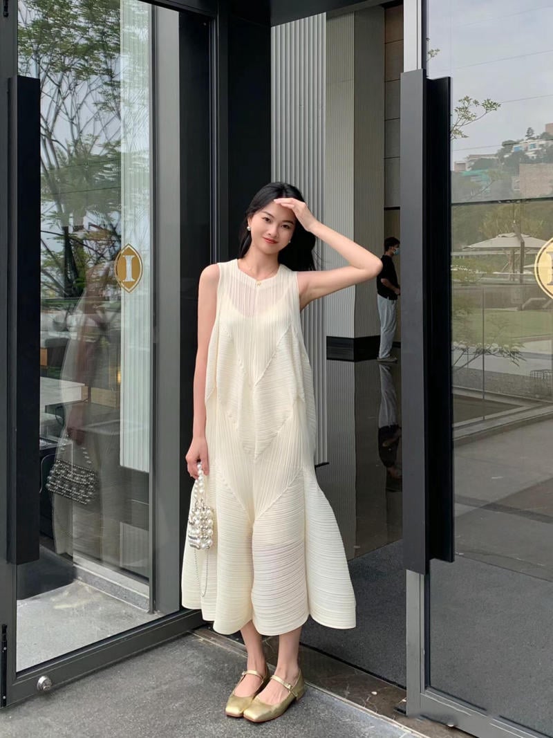 Mặc đầm trắng mang giày màu gì