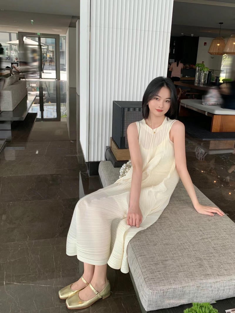 Mặc đầm trắng mang giày màu gì