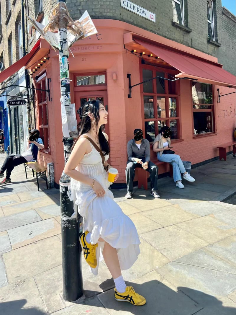 Mặc đầm trắng mang giày màu gì
