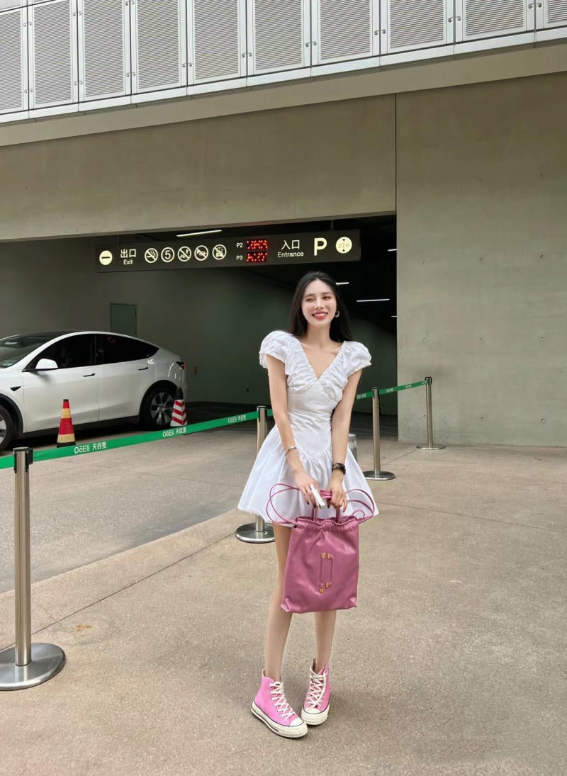 Mặc đầm trắng mang giày màu gì