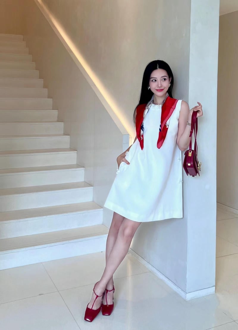 Mặc đầm trắng mang giày màu gì