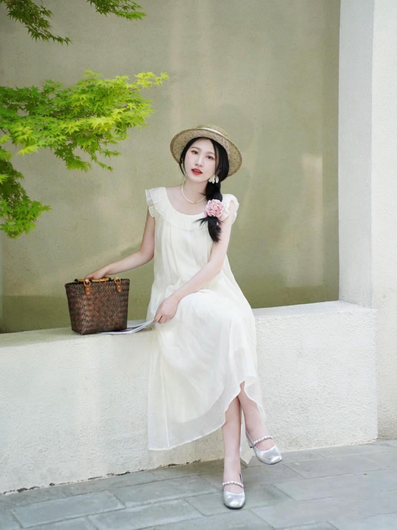 Mặc đầm trắng mang giày màu gì