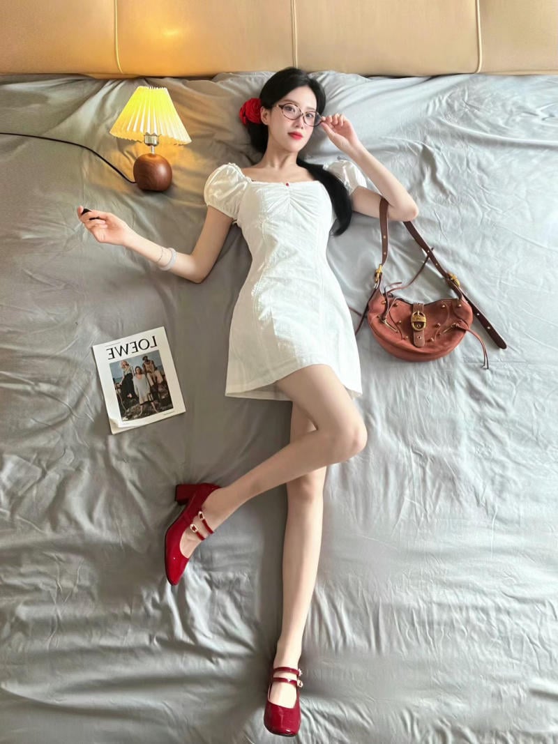 Mặc đầm trắng mang giày màu gì